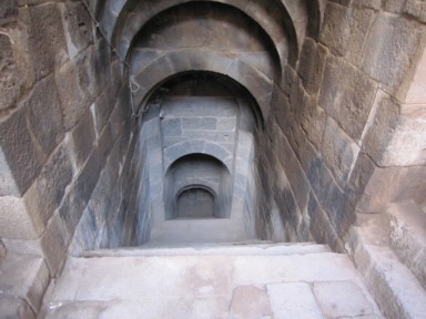 地下の暗闇へ続くボスラの石で造られた階段の遺跡