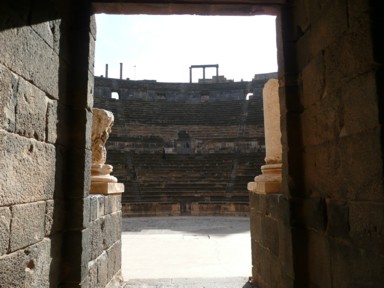 ボスラのローマ劇場の舞台袖から静かな舞台