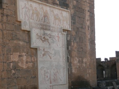 ボスラのモザイクの壁画にはラクダや動物や人々が描かれる