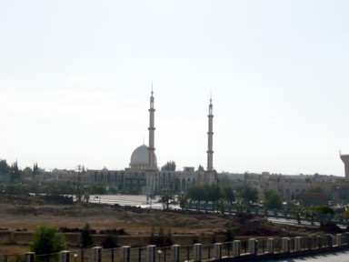 ボスラの近代的な白く美しいモスク