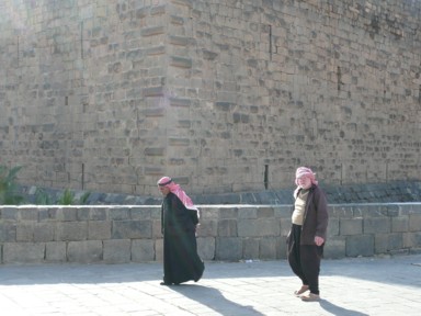ボスラの旅人に壁なく接してくれる地元の人
