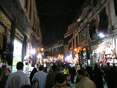 ウマイヤド・モスクの門前通りのスーク・ハミディーの店が並び人であふれる様子