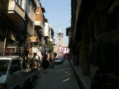 ダマスカスの安宿へ向かうモスクの塔が見える静かな路地の風景