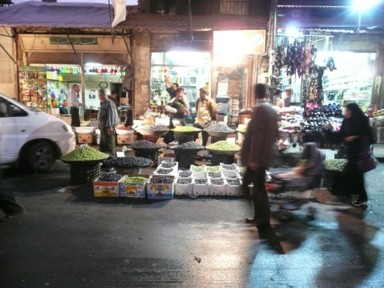 ダマスカスの道端のオリーブの露店