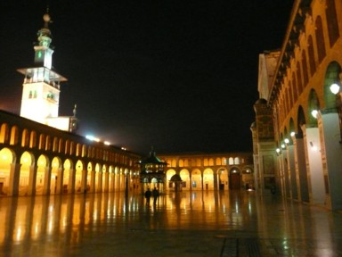 夜のウマイヤド・モスクのライトアップ