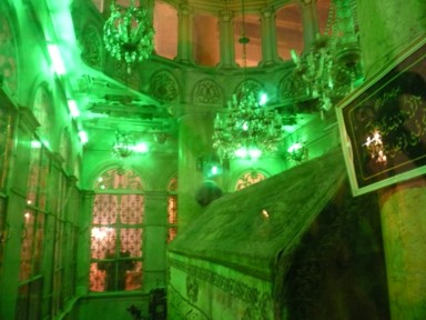 ウマイヤド・モスクの鮮やかな緑色にライトアップされた聖ヨハネの神殿の首塚