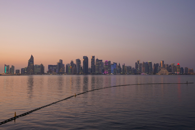 個性的なビルが立ち並ぶスカイラインの夕暮れ