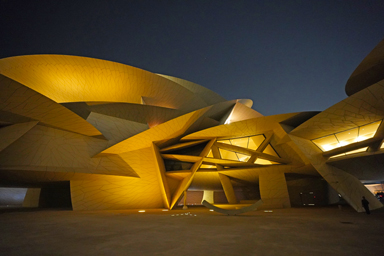 カタール国立博物館の天然の石のような形をした建物