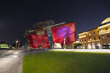 巨大なプレゼント箱の形をした建物