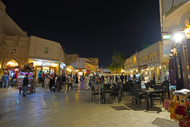 スーク・ワキーフの夜の人があふれたにぎやかな様子