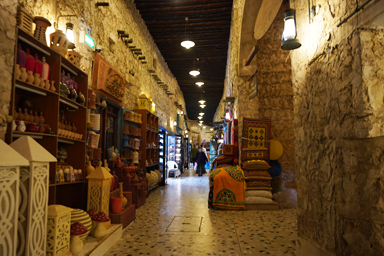 スーク・ワキーフのお土産屋が並ぶ光景