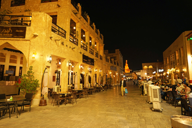 スーク・ワキーフの屋外のレストランでシーシャを吸いながらのんびりする人々