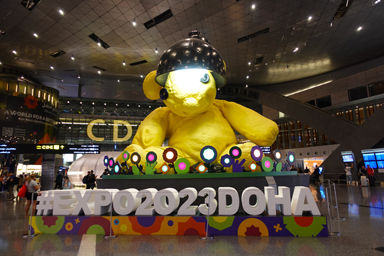 巨大空港に置かれた巨大なぬいぐるみ