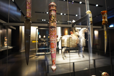 イスラム芸術博物館の展示の繊細な模様が掘られた鞘