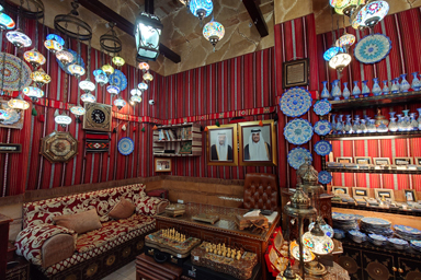 スーク・ワキーフのペルシャ雑貨やトルコ雑貨が並ぶ店の風景