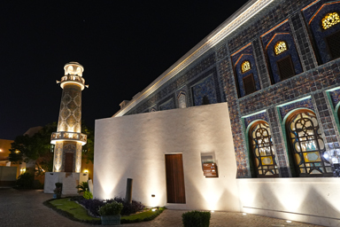 深夜でも灯りが灯るモザイクが美しいモスク