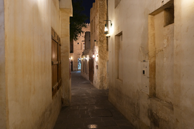 スーク・ワキーフの夜の路地にもおしゃれなランプがライトアップ