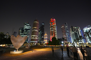 深夜1時に公園で団らんするたくさんの人々