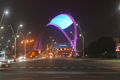 道路をまたぐ巨大広告