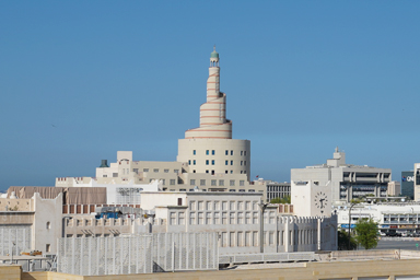 イスラム文化センターの貝殻のような建物が顔を出す風景