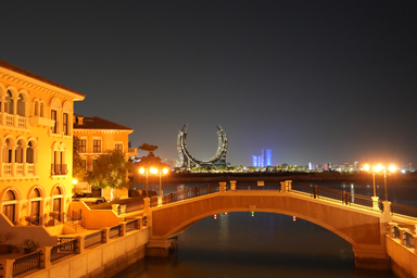 外人が住むエリアの運河から見えるカタラタワー