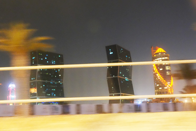 カクカク曲がった形をしたビル