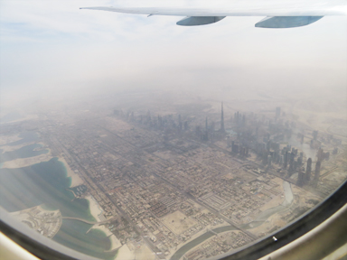 砂漠の上に浮かぶように見える街