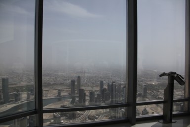高層階のガラス越しに見える世界
