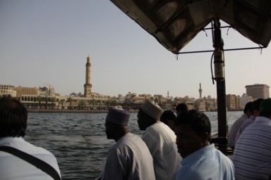 旧市街の人間味ある街並み