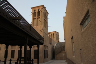 復元された昔の町並みの観光地