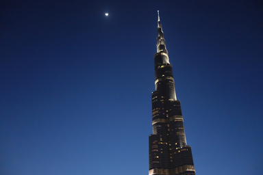 月へ伸びるように見える高い塔