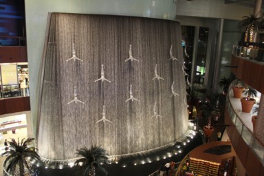 モール内にある巨大な滝