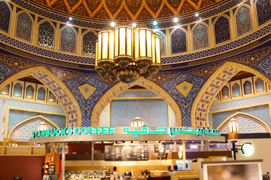 豪華なスターバックスで休憩する様子