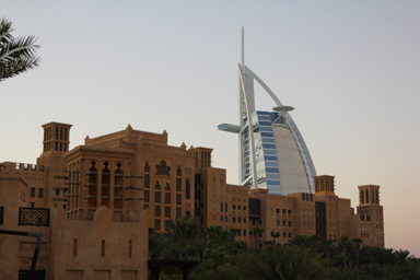 未来的な建物が並ぶ異世界のような風景