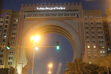 道路が建物を貫通するユニークな構造