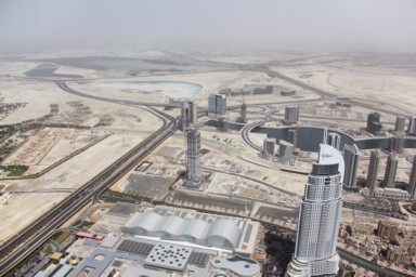 砂漠に広がる未来都市の建設風景