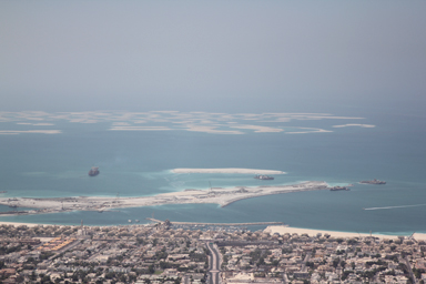 海に描かれた人工島の世界地図