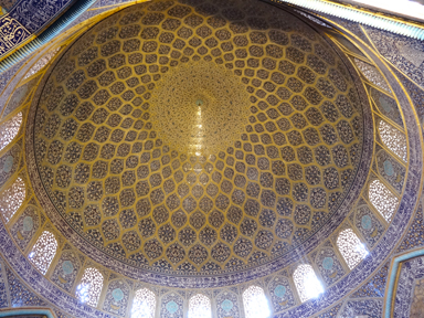 シェイフ・ロトフォッラー・モスクの巨大な孔雀のように見える天井装飾