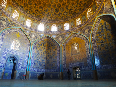 シェイフ・ロトフォッラー・モスクの内側の豪華すぎる内装