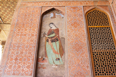 アリ・カプ宮殿の壁に描かれる東洋とも西洋とも違う美女の絵