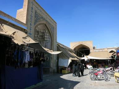 マスジェデ・ジャーメの周りの服などを売る商店