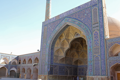 エスファハーンのジャーメ・モスクの精緻な装飾が美しい外観。