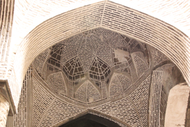 マスジェデ・ジャーメのレンガで作られた装飾がされていないシンプルなドーム
