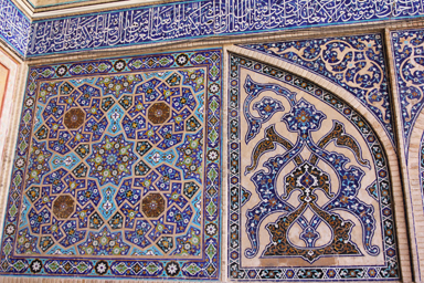 マスジェデ・ジャーメのモスクの壁のほんの一部でさえ繊細な幾何学模様