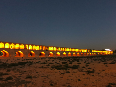 夜のオレンジの淡い光でライトアップされたシーオセ・ポルの橋