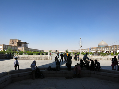 イマーム広場の端から眺める広大な四角い建物に囲まれた広場