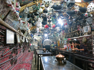 チャイハネでチャイと水タバコを楽しむ様子