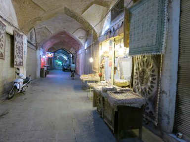 ペルシャ更紗の布のお店があるグランドバザール