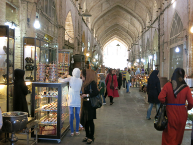 おしゃれと戒律の間で揺れるイランの女性たち