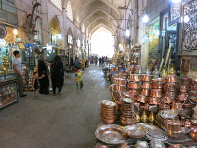 新鮮な商品が並ぶグランドバザールの風景